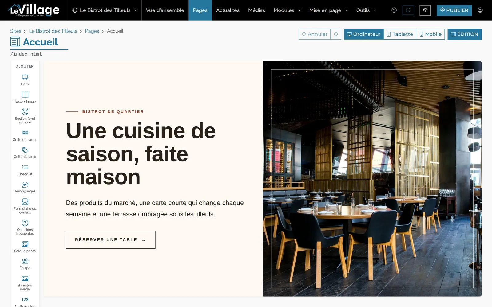L'éditeur de site LeVillage : la page d'accueil d'un restaurant en cours de modification, avec la colonne des sections à ajouter